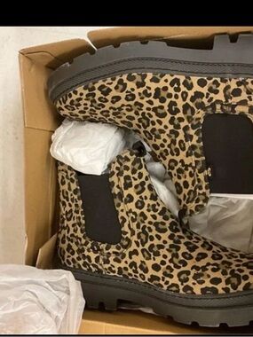 Roxy Leopard Print Chelsea Boots in Tan and Black